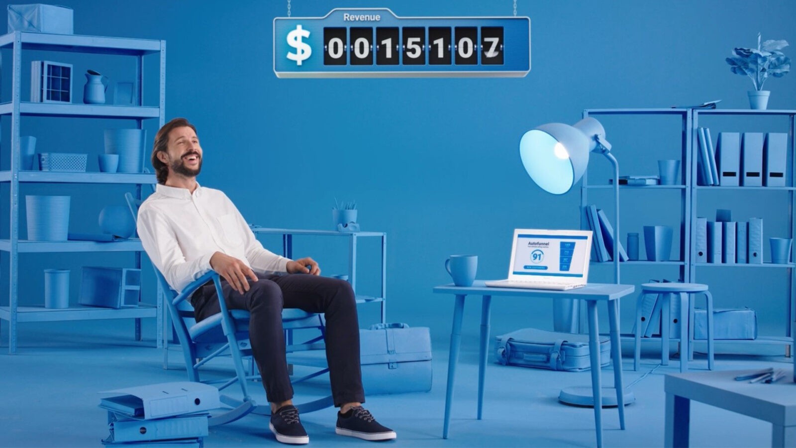 Nietypowa reklama dla Getresponse - kadr, mężczyzna siedzi na krześle w całkowicie niebieskim pomieszczeniu