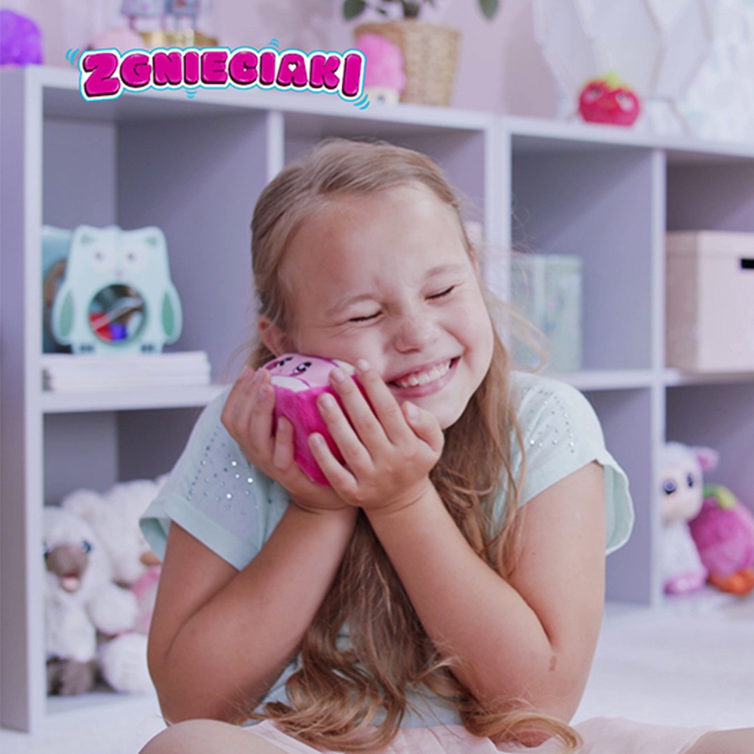 Kadr z reklamy zgnieciaki zwierzaki - dziewczynka przytula zabawkę